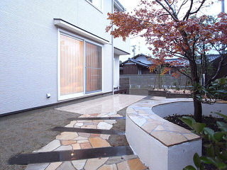 新潟県燕市のお庭　サークルベンチと石貼りのアプローチ