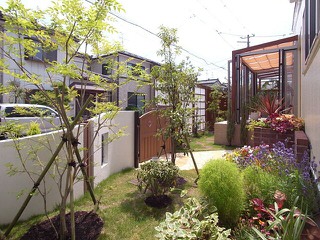 ガーデンルームを中心に家族が集まる庭　新潟市
