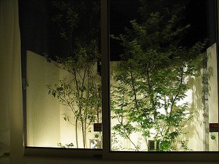 バスルームから見る坪庭　新潟県三条市