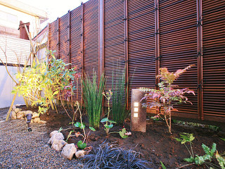 すす竹色の御簾垣を使った和風坪庭