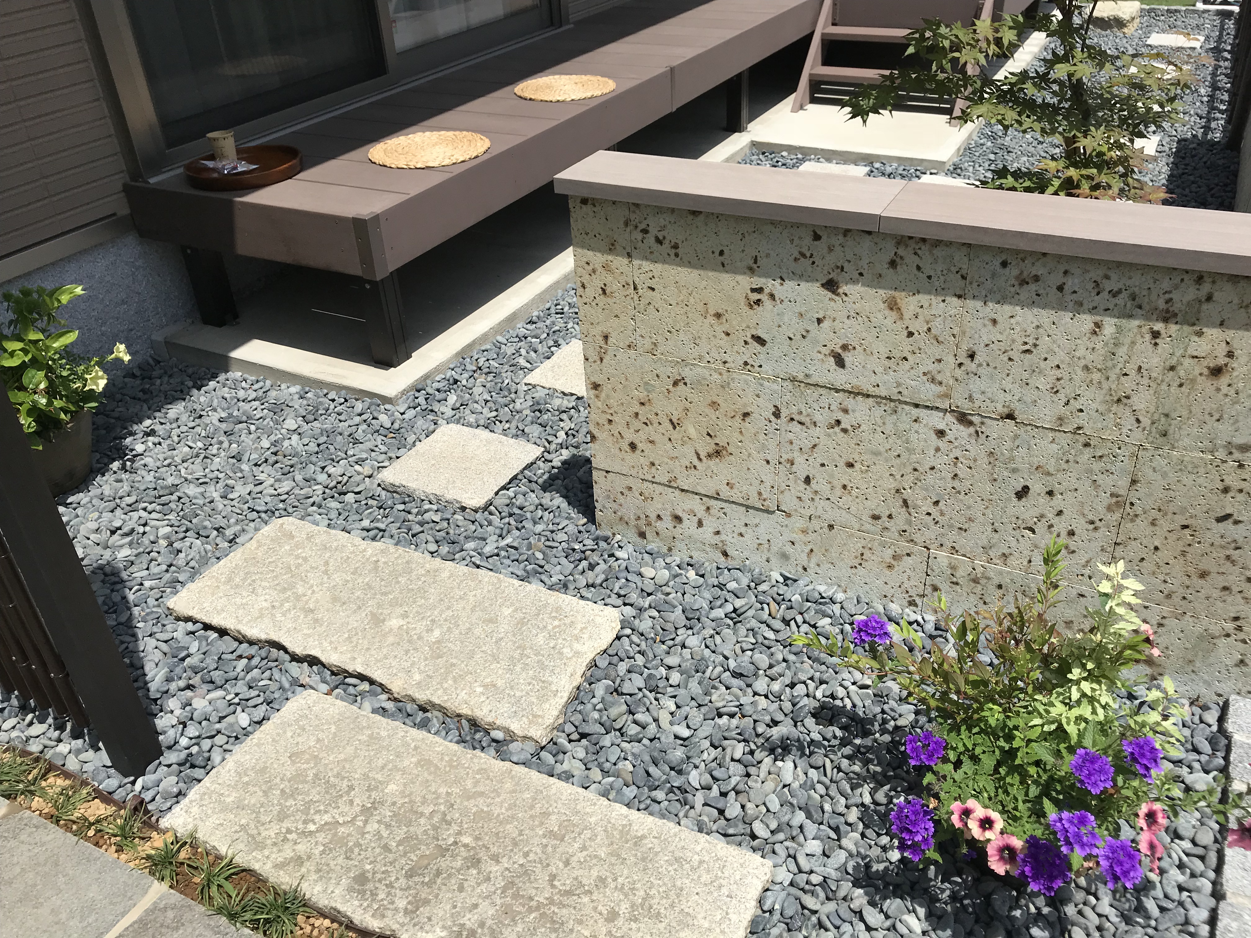 お庭へとつづく御影石のアプローチ 株式会社エコ グリーン設計 タカショー リフォームガーデンクラブ お庭へとつづく御影石のアプローチ 株式会社エコ グリーン設計 タカショー リフォームガーデンクラブ