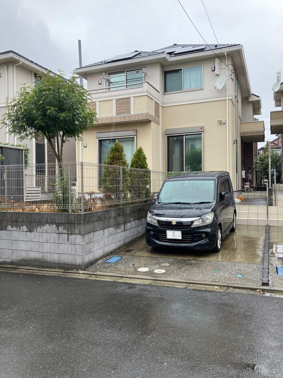 雨や日差しを避けて快適に カーポートと屋根付きウッドデッキ