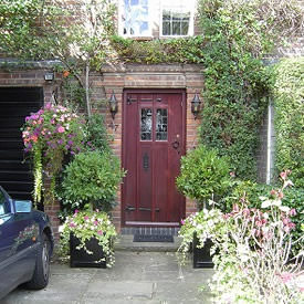玄関扉の前のシンメトリー植栽演出（英国 ロンドン郊外住宅地）
