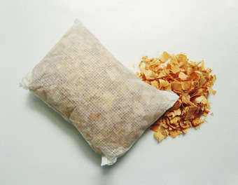 クスノキのチップは、袋に詰めて衣料の防虫剤に使われる